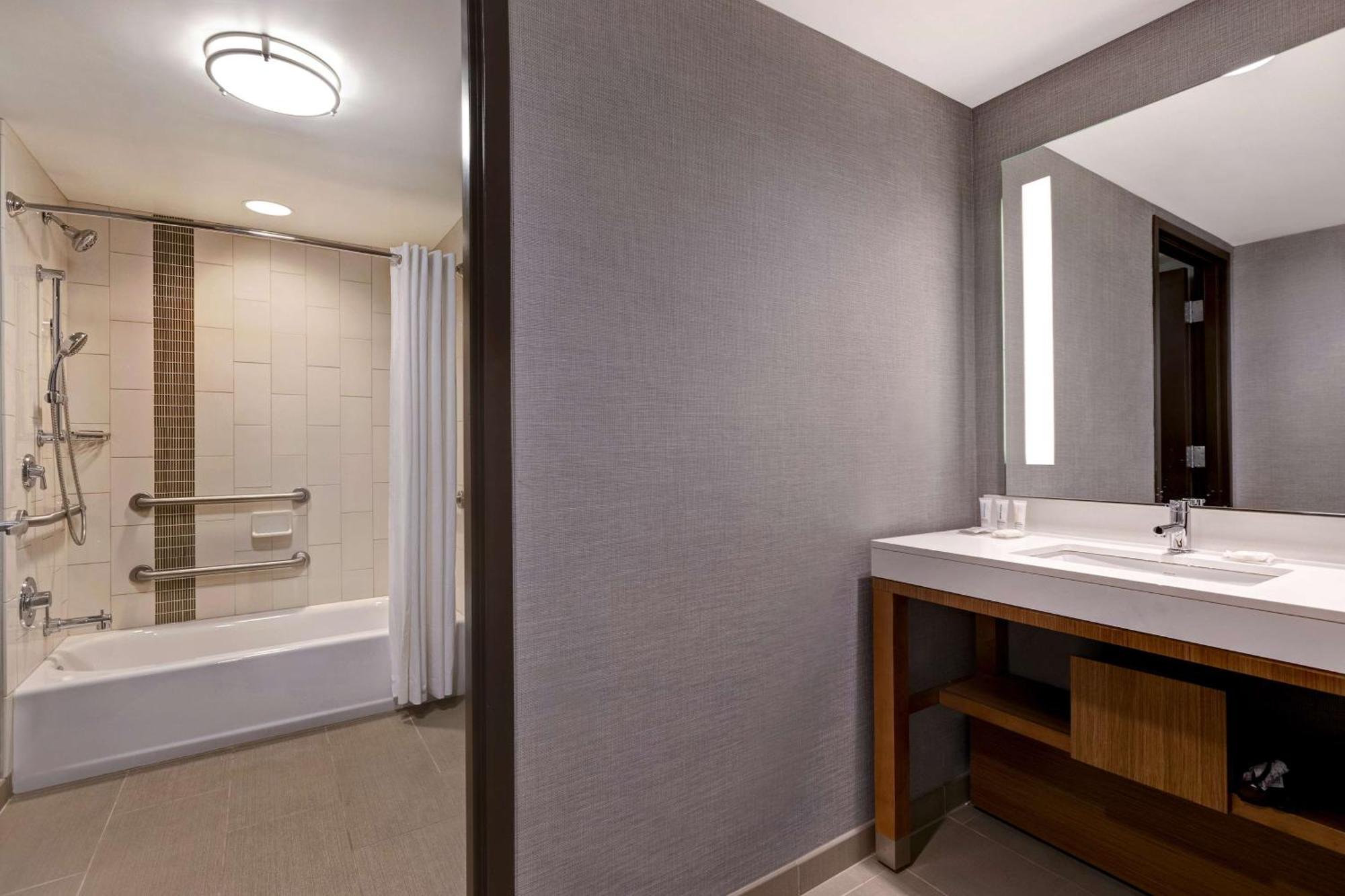 Hyatt Place Bloomington / Normal Екстериор снимка
